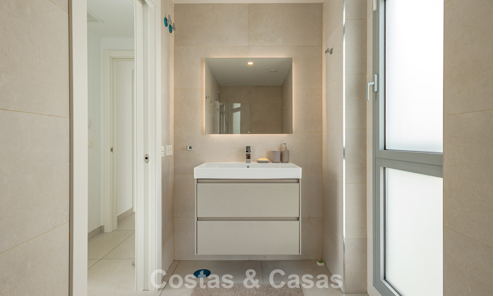 Ático moderno con amplio solárium en venta a pocos pasos de la playa en Elviria, Marbella Este 806416