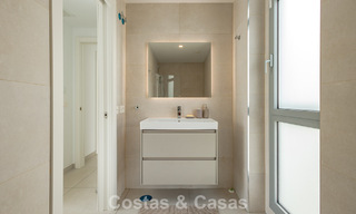 Ático moderno con amplio solárium en venta a pocos pasos de la playa en Elviria, Marbella Este 806416 