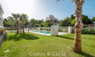 Ático moderno con amplio solárium en venta a pocos pasos de la playa en Elviria, Marbella Este 806417 