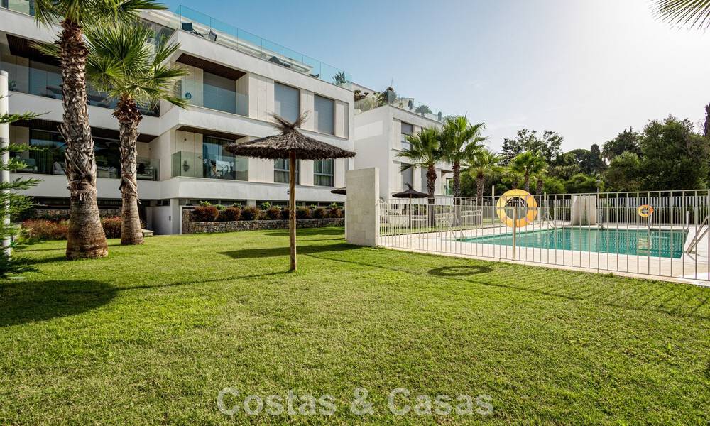 Ático moderno con amplio solárium en venta a pocos pasos de la playa en Elviria, Marbella Este 806418