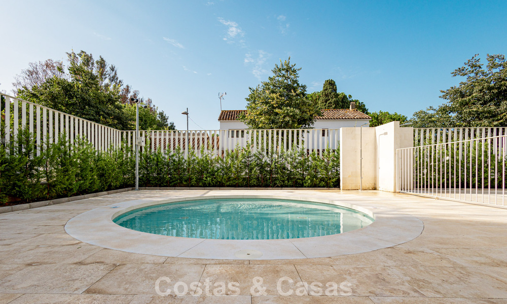 Ático moderno con amplio solárium en venta a pocos pasos de la playa en Elviria, Marbella Este 806419