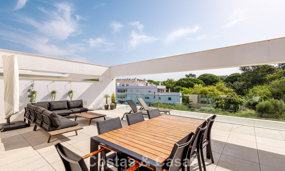 Ático moderno con amplio solárium en venta a pocos pasos de la playa en Elviria, Marbella Este 806421