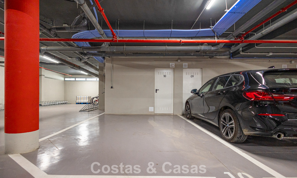 Ático moderno con amplio solárium en venta a pocos pasos de la playa en Elviria, Marbella Este 806422