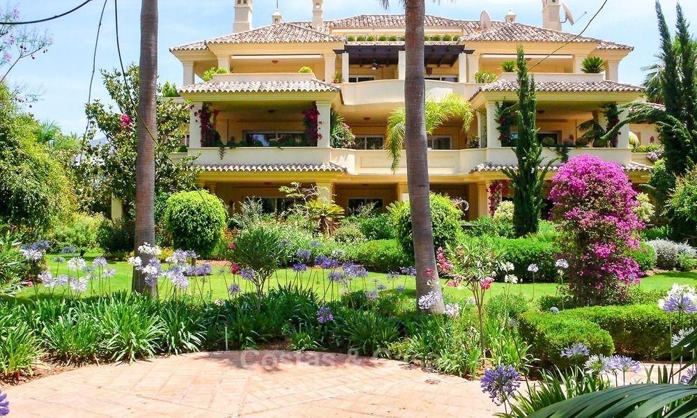 Apartamentos y áticos de lujo a la venta en un exclusivo complejo de golf en primera línea en Nueva-Andalucía, Marbella 2309