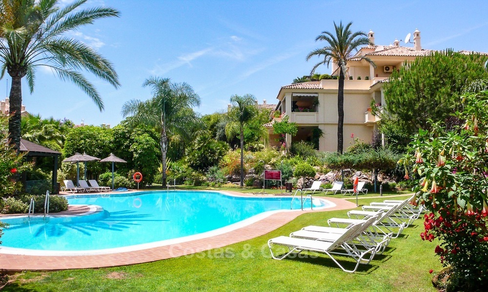 Apartamentos y áticos de lujo a la venta en un exclusivo complejo de golf en primera línea en Nueva-Andalucía, Marbella 2317