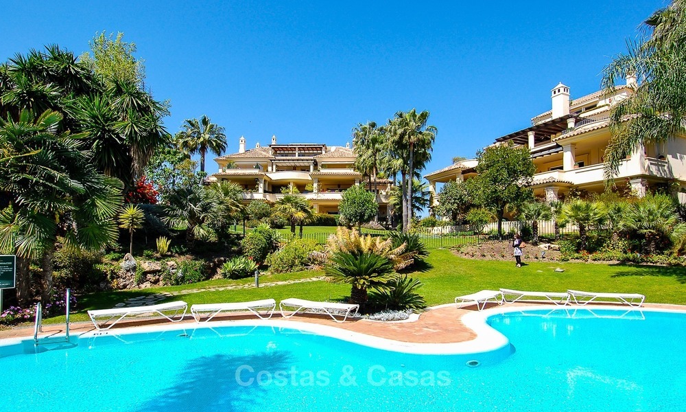 Apartamentos y áticos de lujo a la venta en un exclusivo complejo de golf en primera línea en Nueva-Andalucía, Marbella 2325