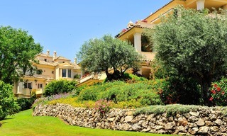 Apartamentos y áticos de lujo a la venta en un exclusivo complejo de golf en primera línea en Nueva-Andalucía, Marbella 2368 