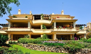 Apartamentos y áticos de lujo a la venta en un exclusivo complejo de golf en primera línea en Nueva-Andalucía, Marbella 2369 