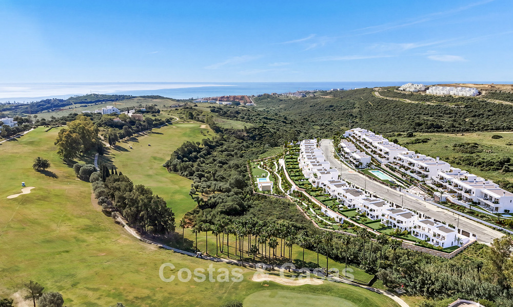 Villas adosadas de obra nueva en un entorno de golf en Estepona 806424