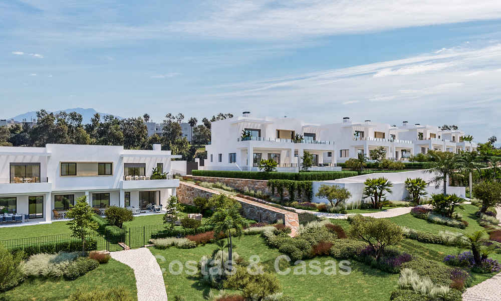 Villas adosadas de obra nueva en un entorno de golf en Estepona 806428