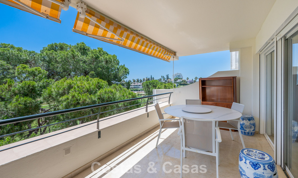 Ático dúplex de lujo en venta en primera línea de golf, cerca de todos los servicios en Guadalmina Alta y San Pedro, Marbella 806430