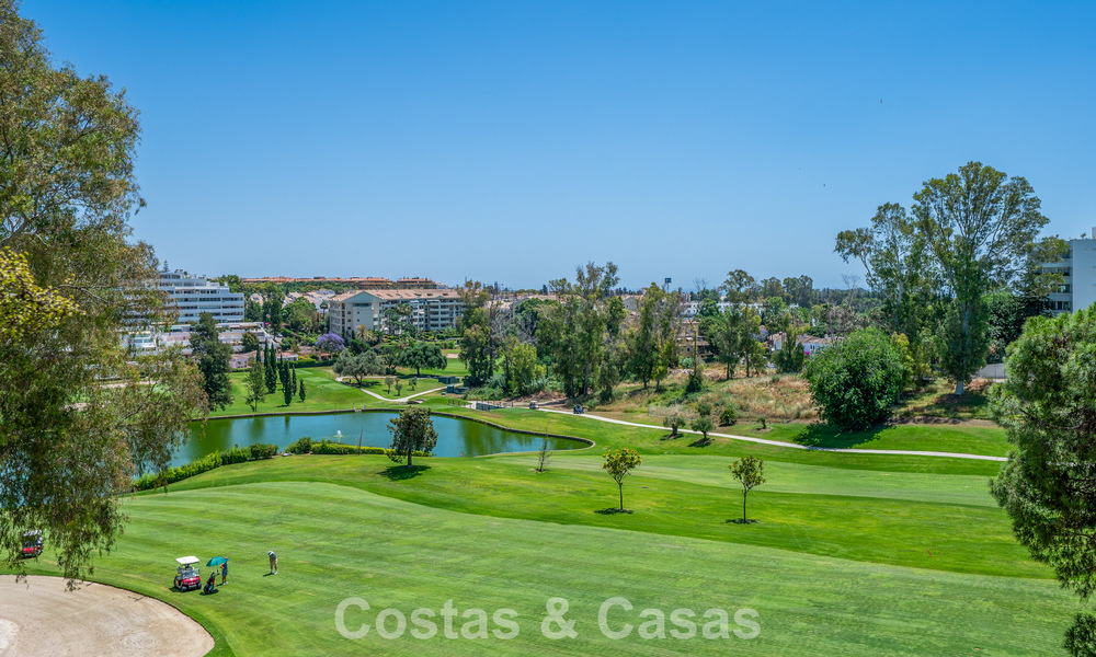 Ático dúplex de lujo en venta en primera línea de golf, cerca de todos los servicios en Guadalmina Alta y San Pedro, Marbella 806432