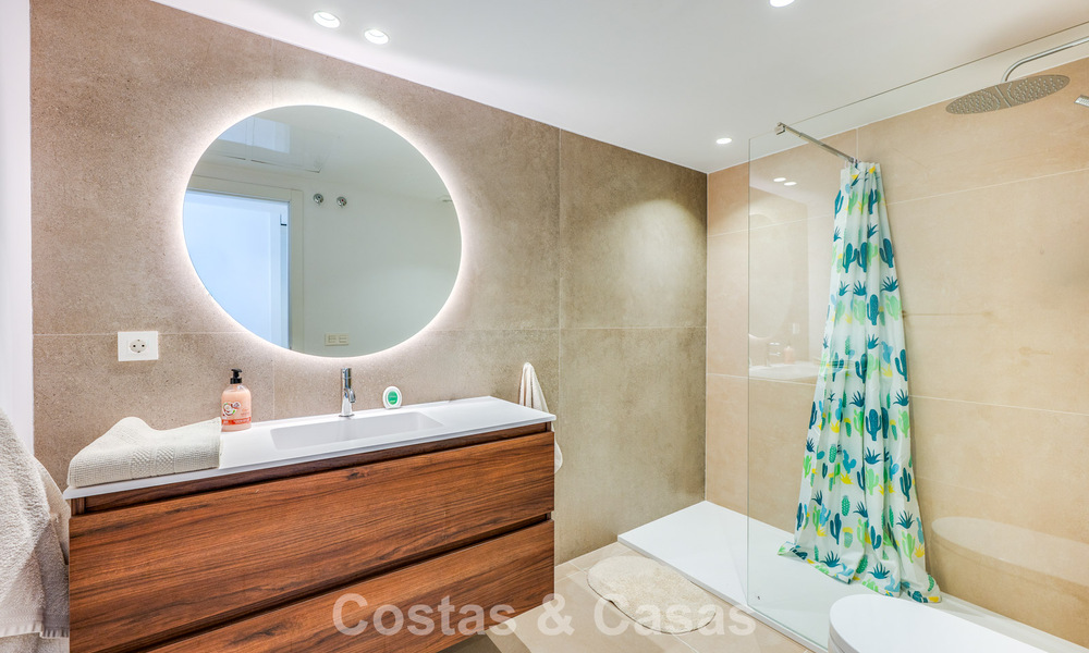 Ático dúplex de lujo en venta en primera línea de golf, cerca de todos los servicios en Guadalmina Alta y San Pedro, Marbella 806439