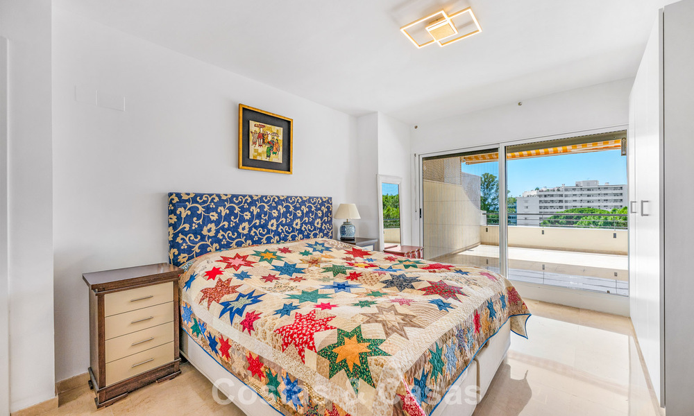 Ático dúplex de lujo en venta en primera línea de golf, cerca de todos los servicios en Guadalmina Alta y San Pedro, Marbella 806440