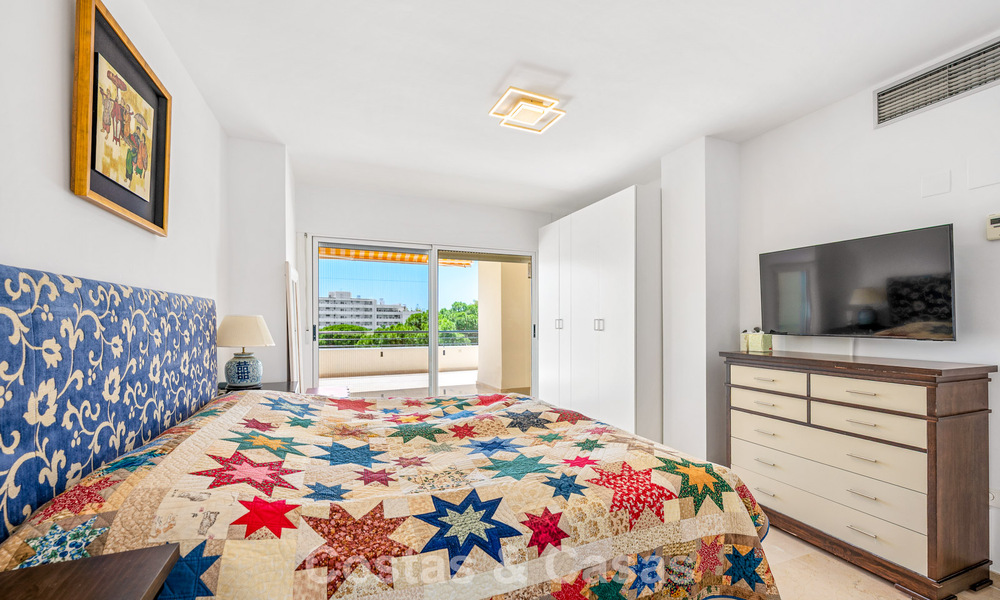 Ático dúplex de lujo en venta en primera línea de golf, cerca de todos los servicios en Guadalmina Alta y San Pedro, Marbella 806442