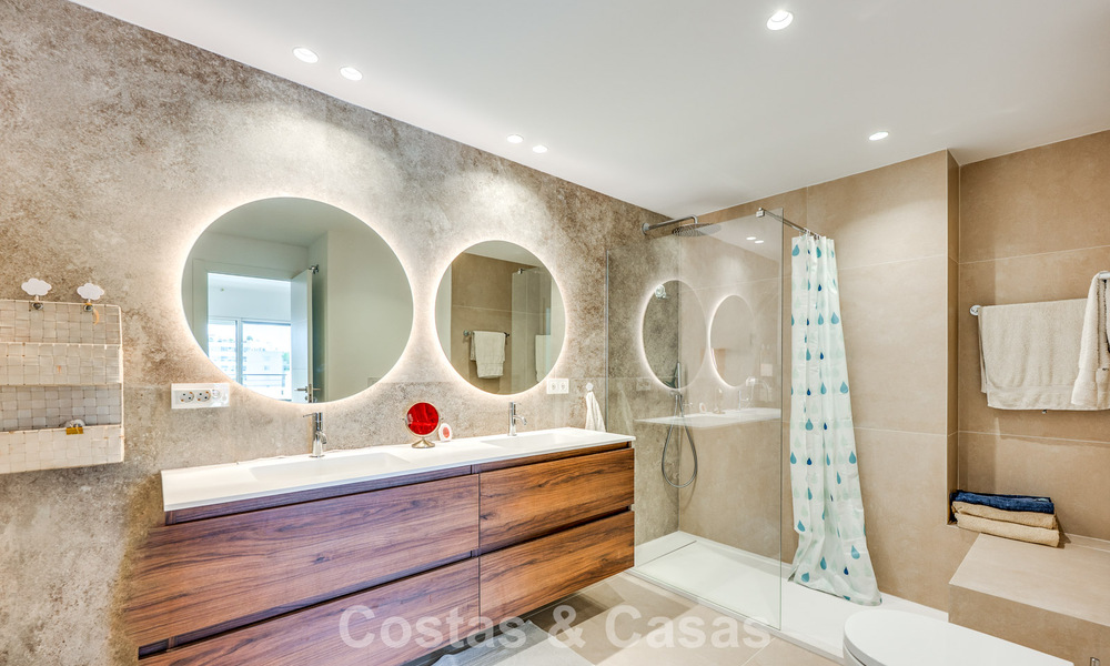 Ático dúplex de lujo en venta en primera línea de golf, cerca de todos los servicios en Guadalmina Alta y San Pedro, Marbella 806443