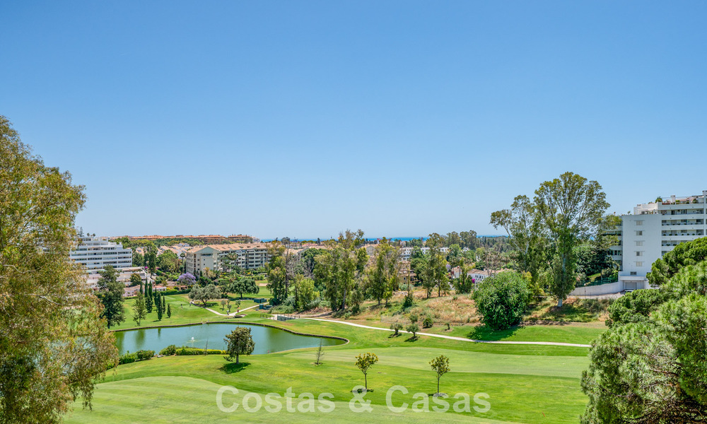 Ático dúplex de lujo en venta en primera línea de golf, cerca de todos los servicios en Guadalmina Alta y San Pedro, Marbella 806446