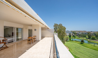 Ático dúplex de lujo en venta en primera línea de golf, cerca de todos los servicios en Guadalmina Alta y San Pedro, Marbella 806448 
