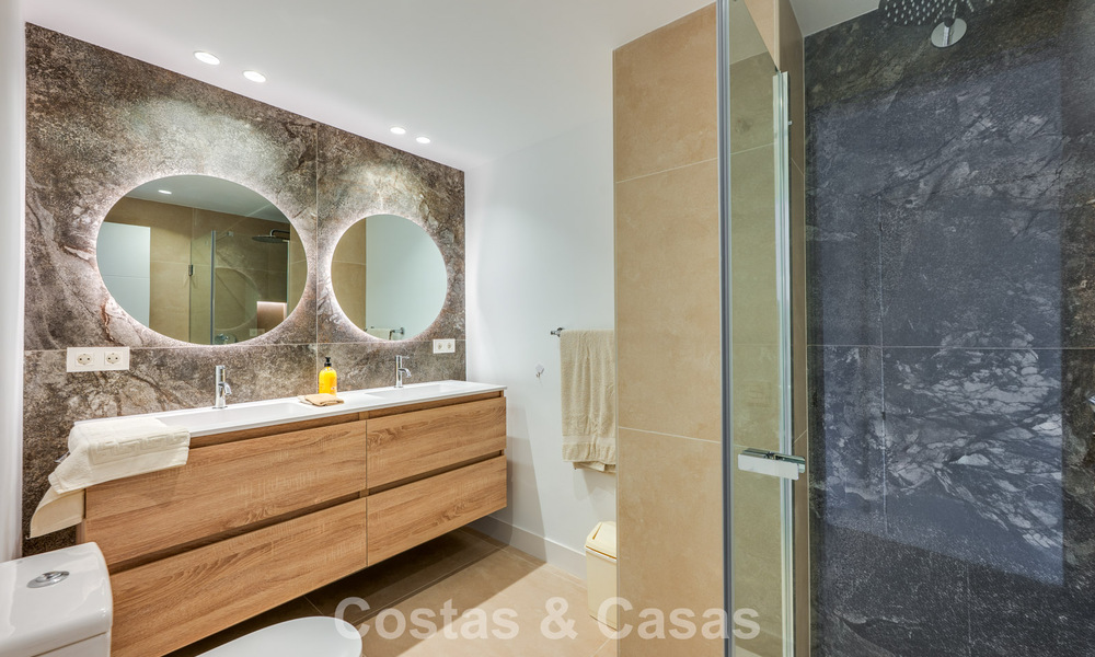 Ático dúplex de lujo en venta en primera línea de golf, cerca de todos los servicios en Guadalmina Alta y San Pedro, Marbella 806452