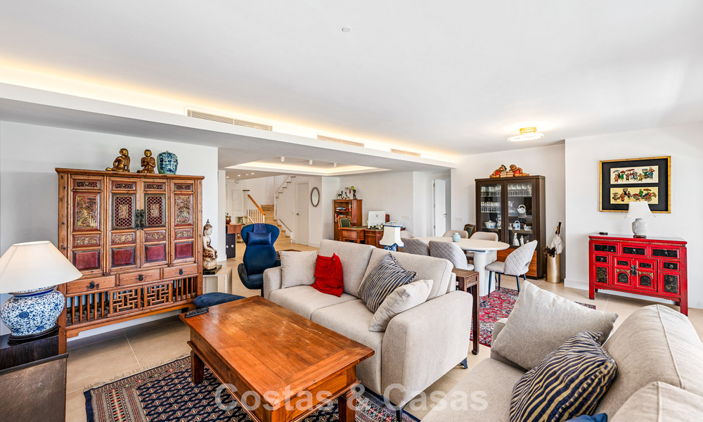 Ático dúplex de lujo en venta en primera línea de golf, cerca de todos los servicios en Guadalmina Alta y San Pedro, Marbella 806465