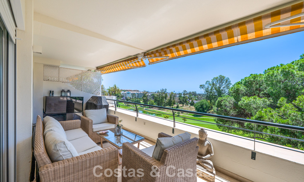 Ático dúplex de lujo en venta en primera línea de golf, cerca de todos los servicios en Guadalmina Alta y San Pedro, Marbella 806466