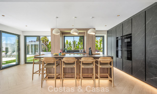 Villa familiar moderna de nueva construcción con piscina en venta en la New Golden Mile, entre Marbella y Estepona 806606 
