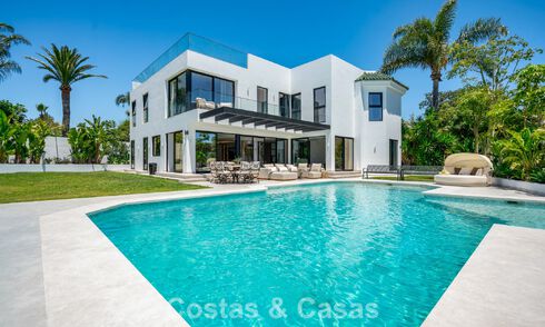 Villa familiar moderna de nueva construcción con piscina en venta en la New Golden Mile, entre Marbella y Estepona 806610