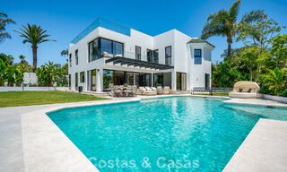 Villa familiar moderna de nueva construcción con piscina en venta en la New Golden Mile, entre Marbella y Estepona 806610 