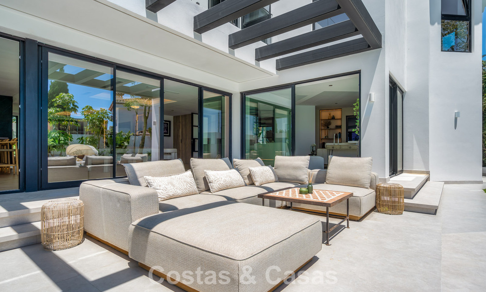 Villa familiar moderna de nueva construcción con piscina en venta en la New Golden Mile, entre Marbella y Estepona 806612