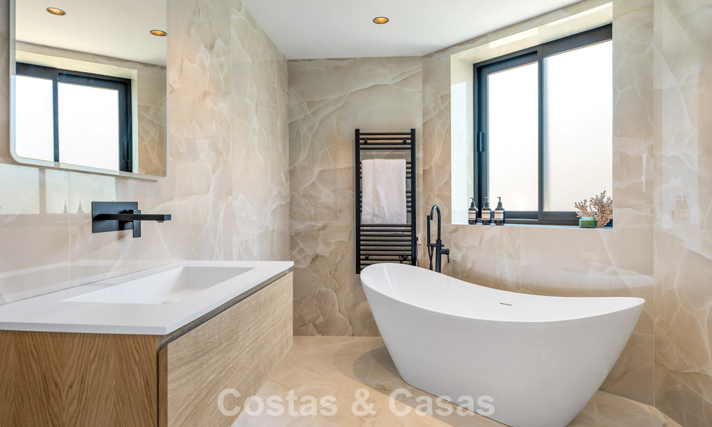 Villa familiar moderna de nueva construcción con piscina en venta en la New Golden Mile, entre Marbella y Estepona 806617