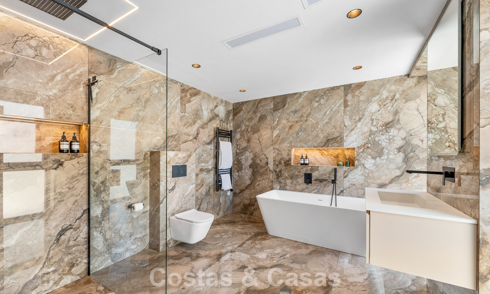 Villa familiar moderna de nueva construcción con piscina en venta en la New Golden Mile, entre Marbella y Estepona 806620