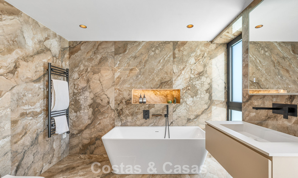 Villa familiar moderna de nueva construcción con piscina en venta en la New Golden Mile, entre Marbella y Estepona 806621