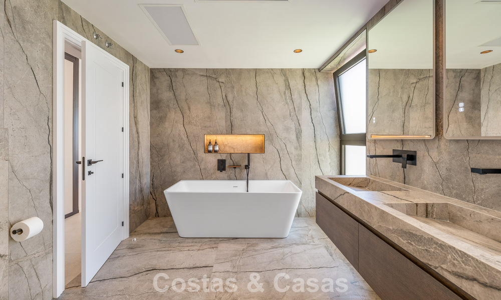 Villa familiar moderna de nueva construcción con piscina en venta en la New Golden Mile, entre Marbella y Estepona 806626