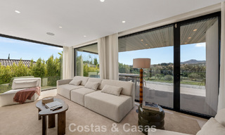 Villa contemporánea de 5 dormitorios en primera línea de golf en Nueva Andalucía, Marbella 806753 