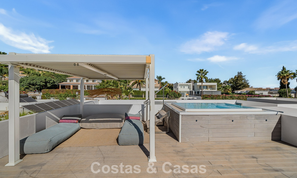 Villa contemporánea de 5 dormitorios en primera línea de golf en Nueva Andalucía, Marbella 806756
