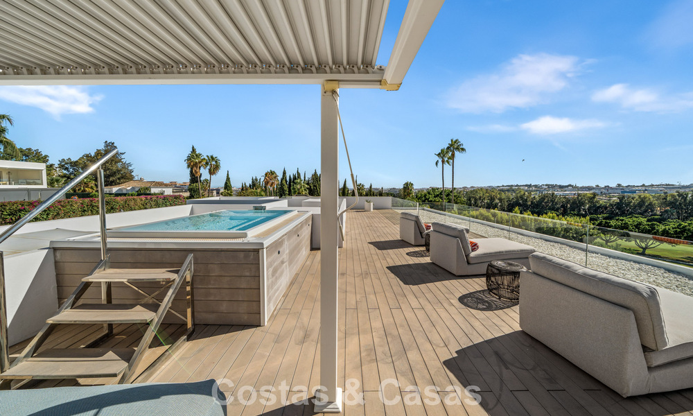 Villa contemporánea de 5 dormitorios en primera línea de golf en Nueva Andalucía, Marbella 806757