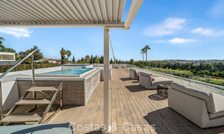 Villa contemporánea de 5 dormitorios en primera línea de golf en Nueva Andalucía, Marbella 806757 