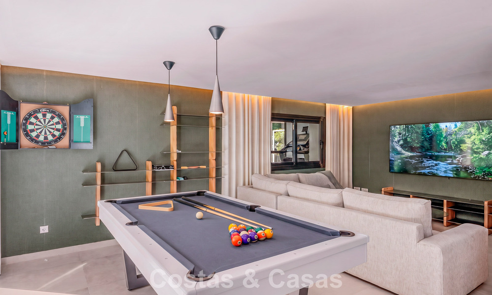 Villa contemporánea de 5 dormitorios en primera línea de golf en Nueva Andalucía, Marbella 806759
