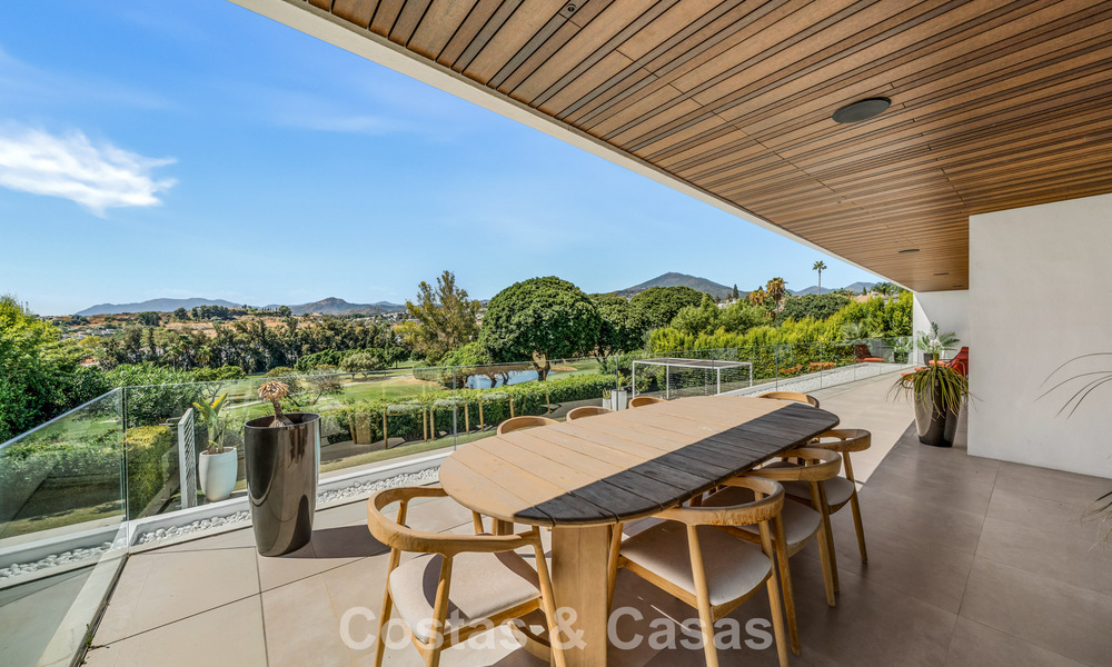 Villa contemporánea de 5 dormitorios en primera línea de golf en Nueva Andalucía, Marbella 806760
