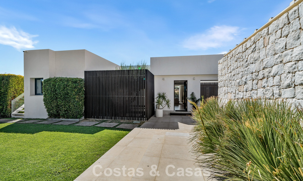 Villa contemporánea de 5 dormitorios en primera línea de golf en Nueva Andalucía, Marbella 806761