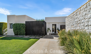 Villa contemporánea de 5 dormitorios en primera línea de golf en Nueva Andalucía, Marbella 806761 