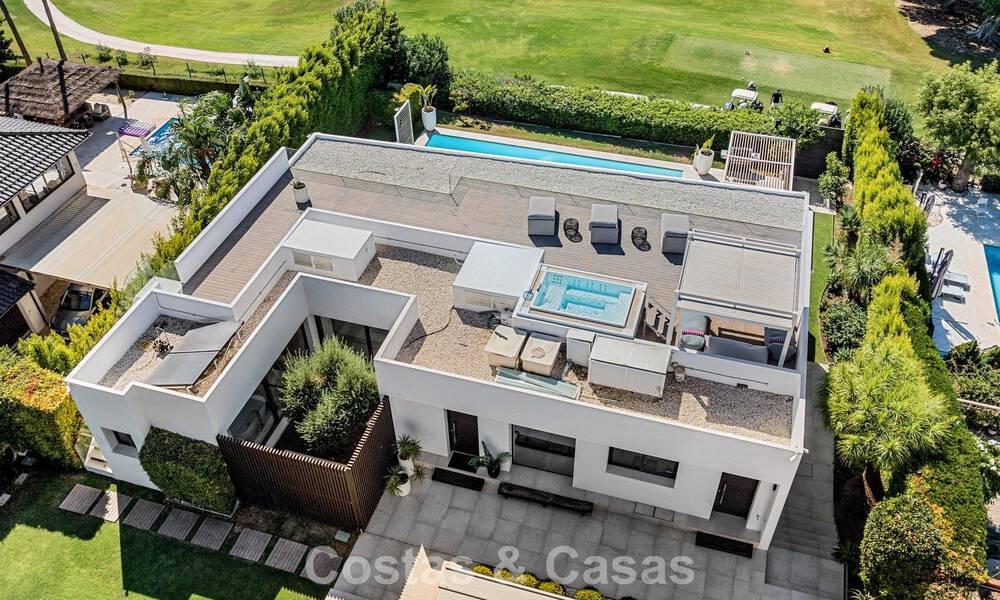 Villa contemporánea de 5 dormitorios en primera línea de golf en Nueva Andalucía, Marbella 806762