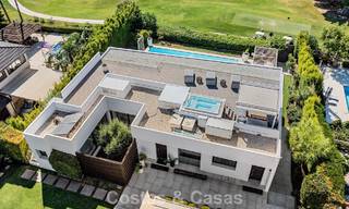 Villa contemporánea de 5 dormitorios en primera línea de golf en Nueva Andalucía, Marbella 806762 