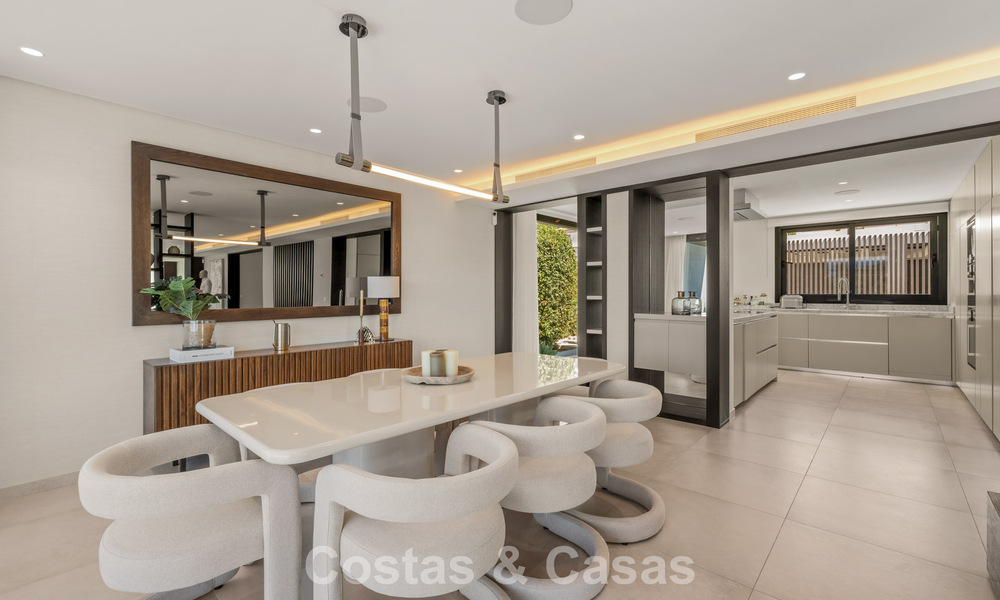 Villa contemporánea de 5 dormitorios en primera línea de golf en Nueva Andalucía, Marbella 806763