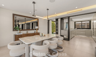 Villa contemporánea de 5 dormitorios en primera línea de golf en Nueva Andalucía, Marbella 806763 