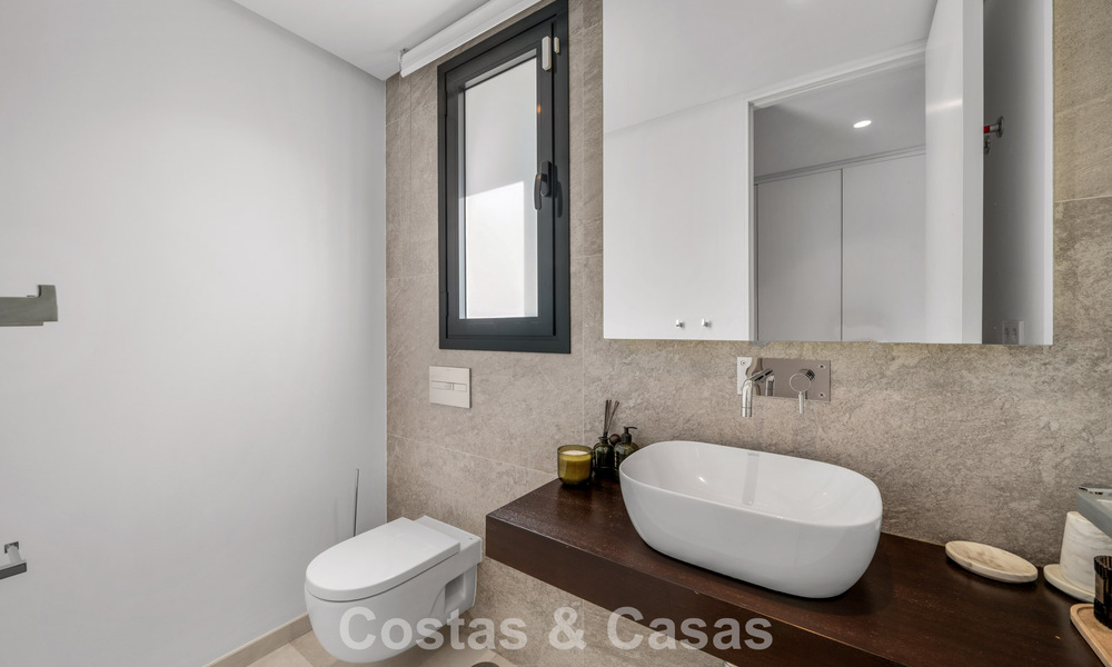 Villa contemporánea de 5 dormitorios en primera línea de golf en Nueva Andalucía, Marbella 806764