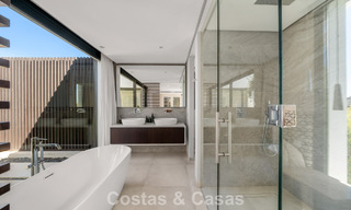 Villa contemporánea de 5 dormitorios en primera línea de golf en Nueva Andalucía, Marbella 806765 