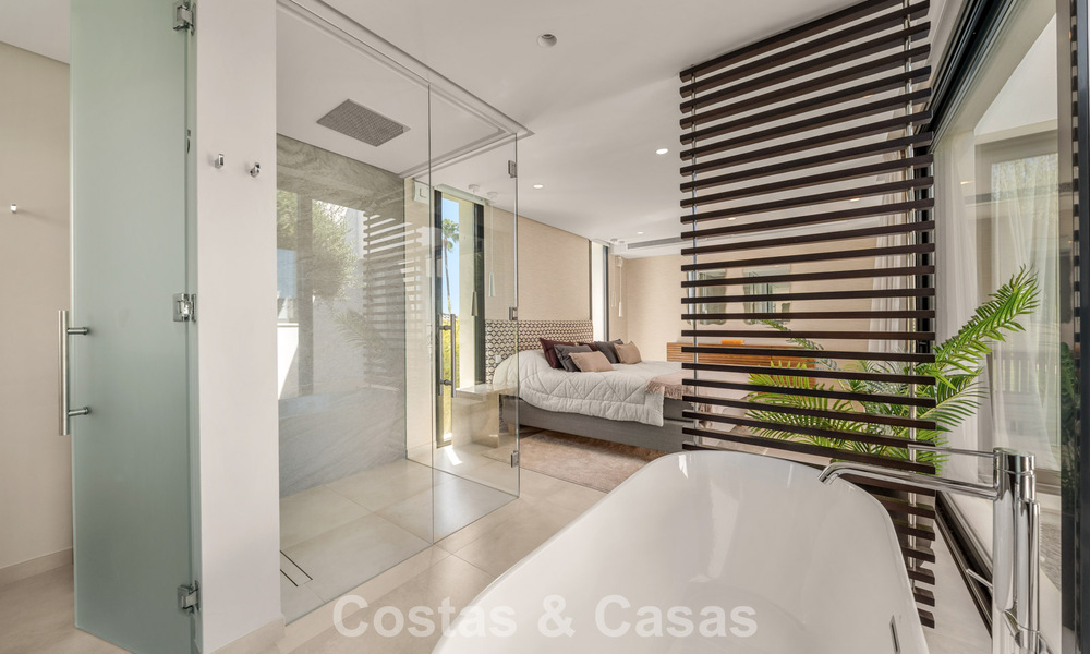 Villa contemporánea de 5 dormitorios en primera línea de golf en Nueva Andalucía, Marbella 806766
