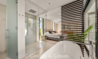 Villa contemporánea de 5 dormitorios en primera línea de golf en Nueva Andalucía, Marbella 806766 