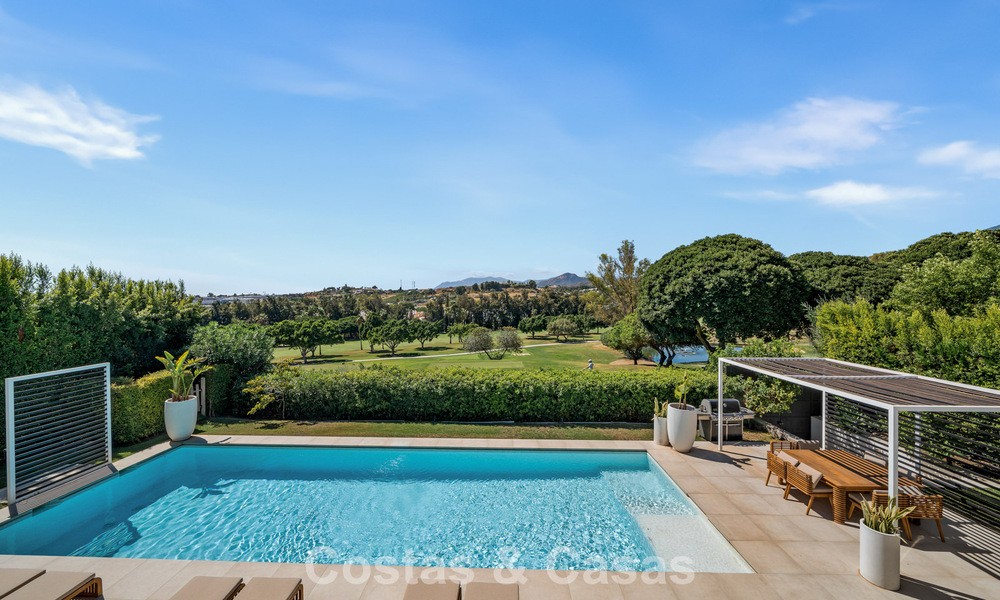 Villa contemporánea de 5 dormitorios en primera línea de golf en Nueva Andalucía, Marbella 806767
